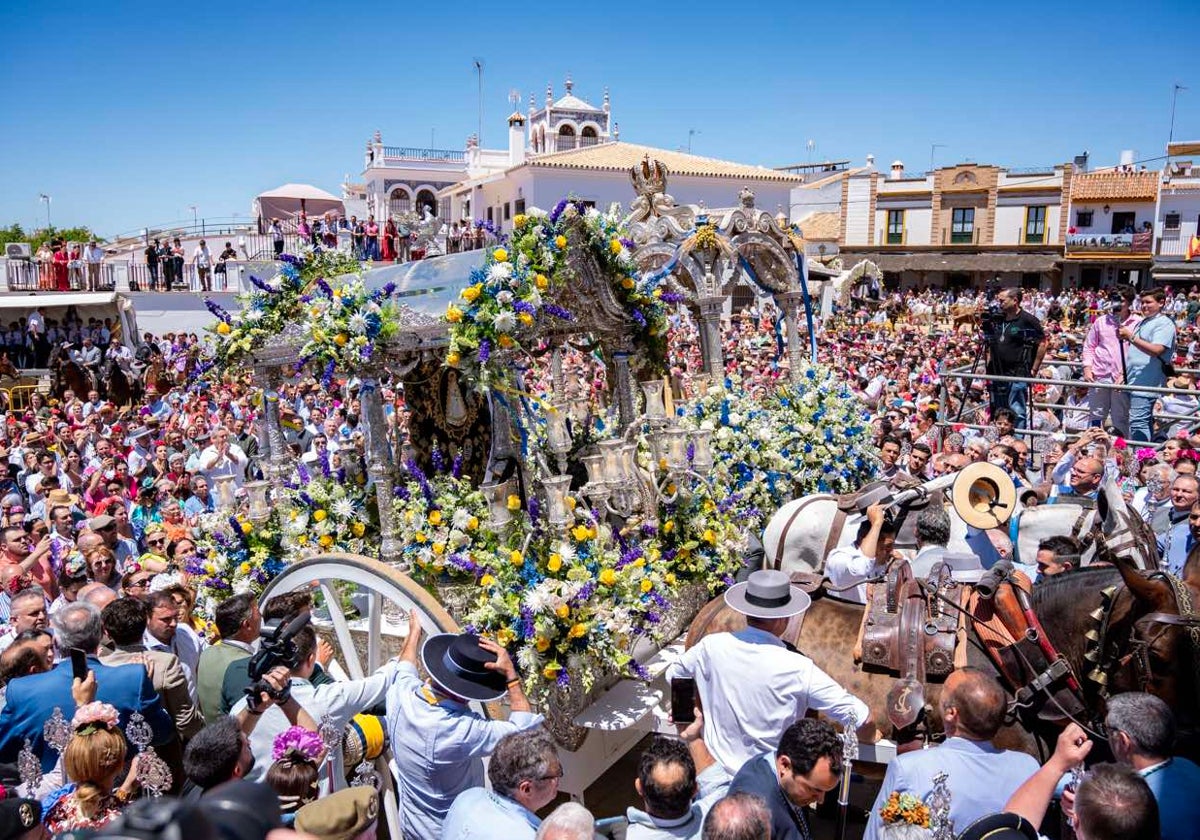 Los simpecados de Huelva, al fondo, e Isla Cristina, en primer término, frente al santuario