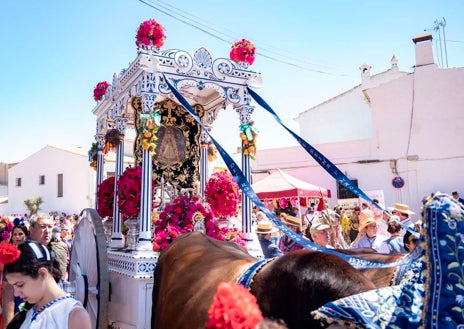 Imagen secundaria 1 - Magnífica jornada rociera la vivida este sábado en la aldea almonteña, donde las hermandades lucieron sus mejores galas para presentarse ante la Matriz, como la de Hinojos, sobre estas líneas. Tampoco faltó la nota de color que pusieron personajes populares como César Cadaval, un fijo con Triana.