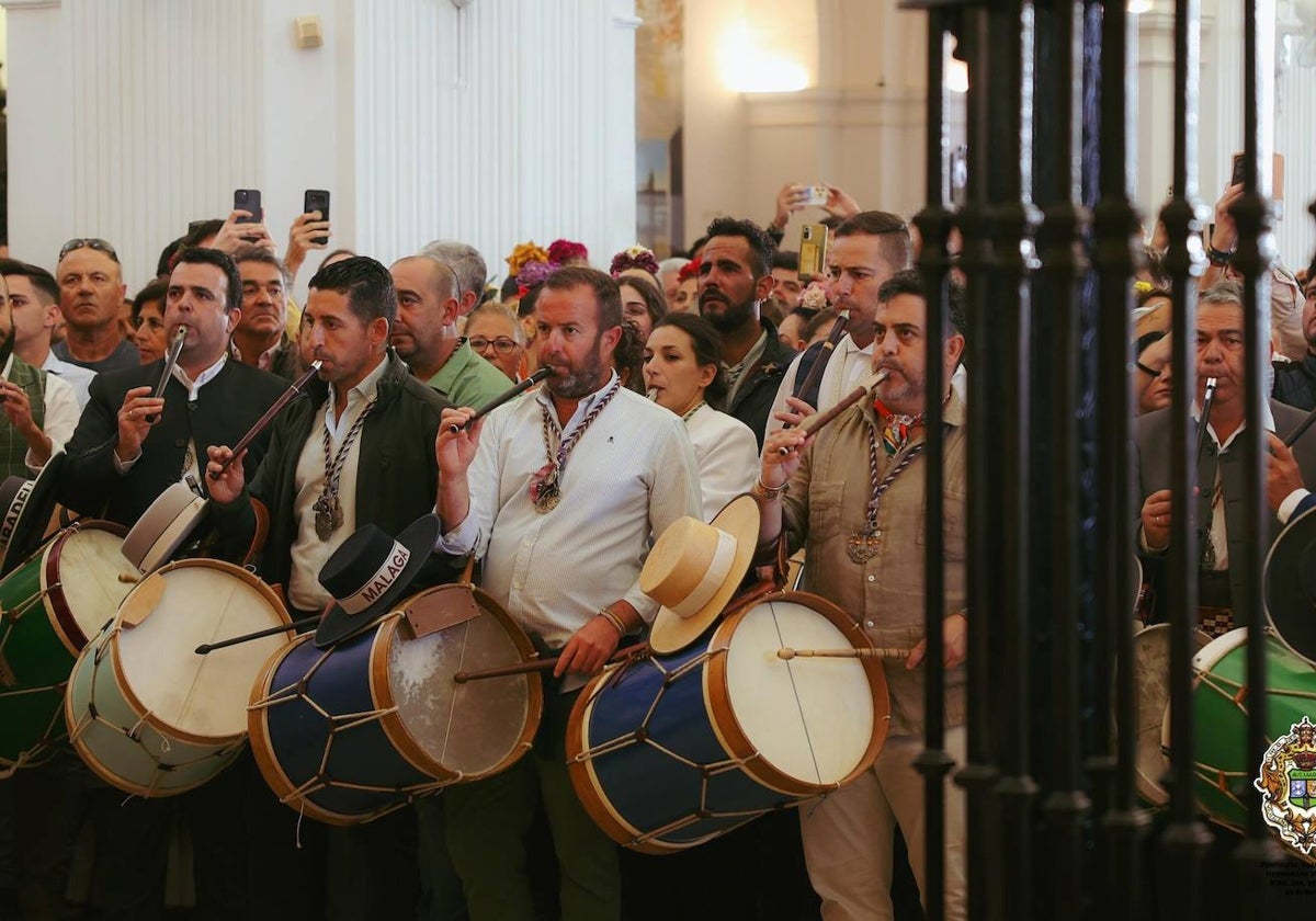 Tamborileros, en primera línea, durante la misa en el santuario