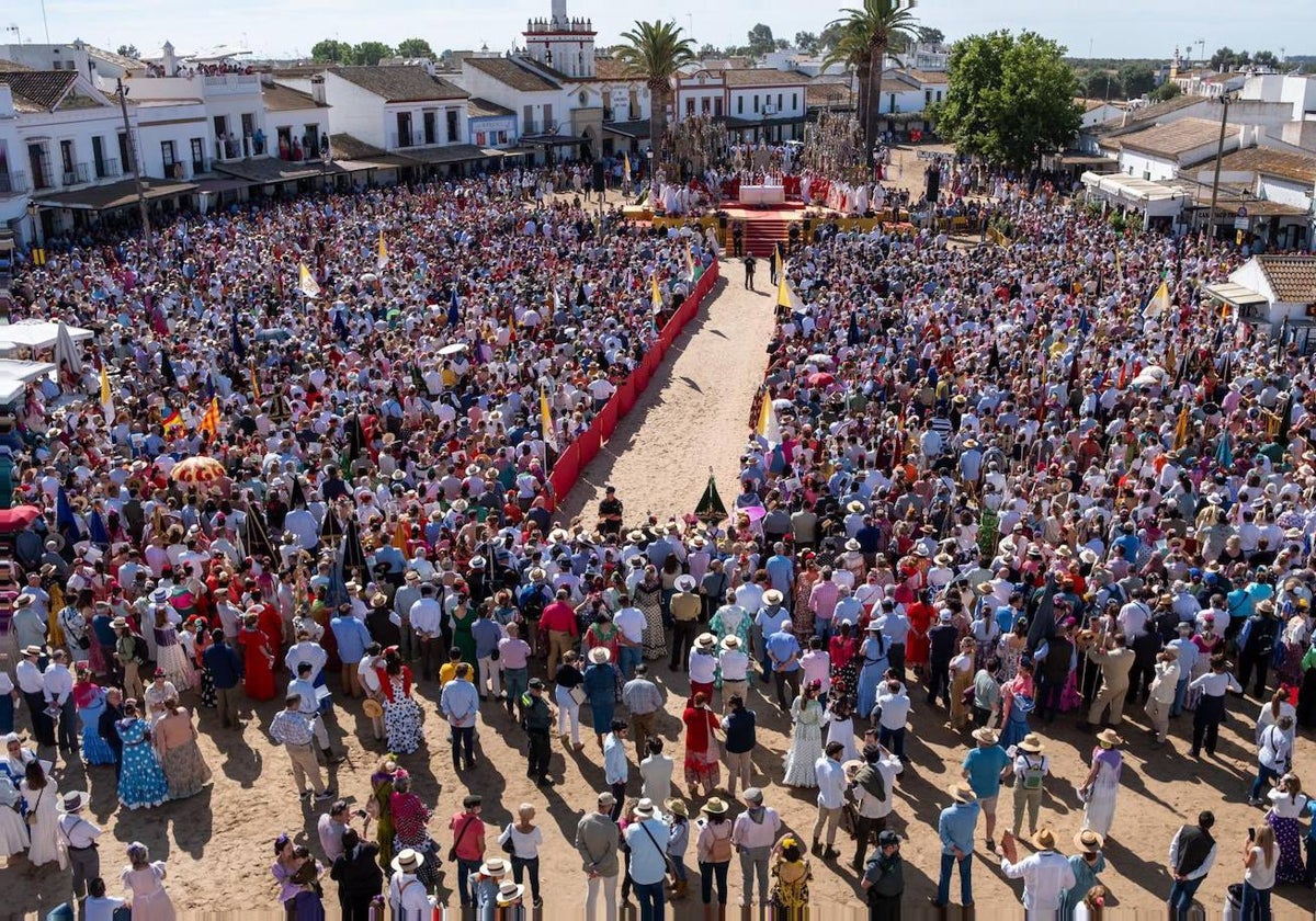 Vista aérea de la misa pontifical celebrada este domingo en El Rocío