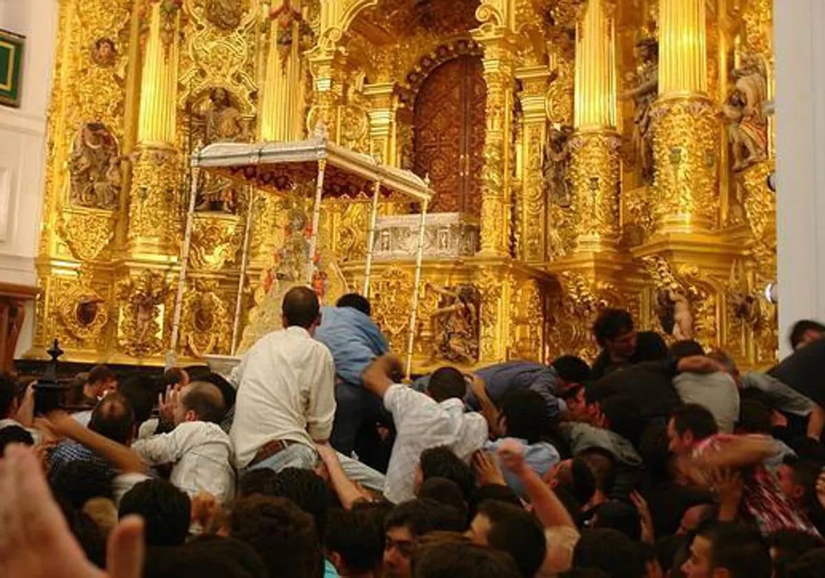 Tradicional salto de la reja en El Rocío