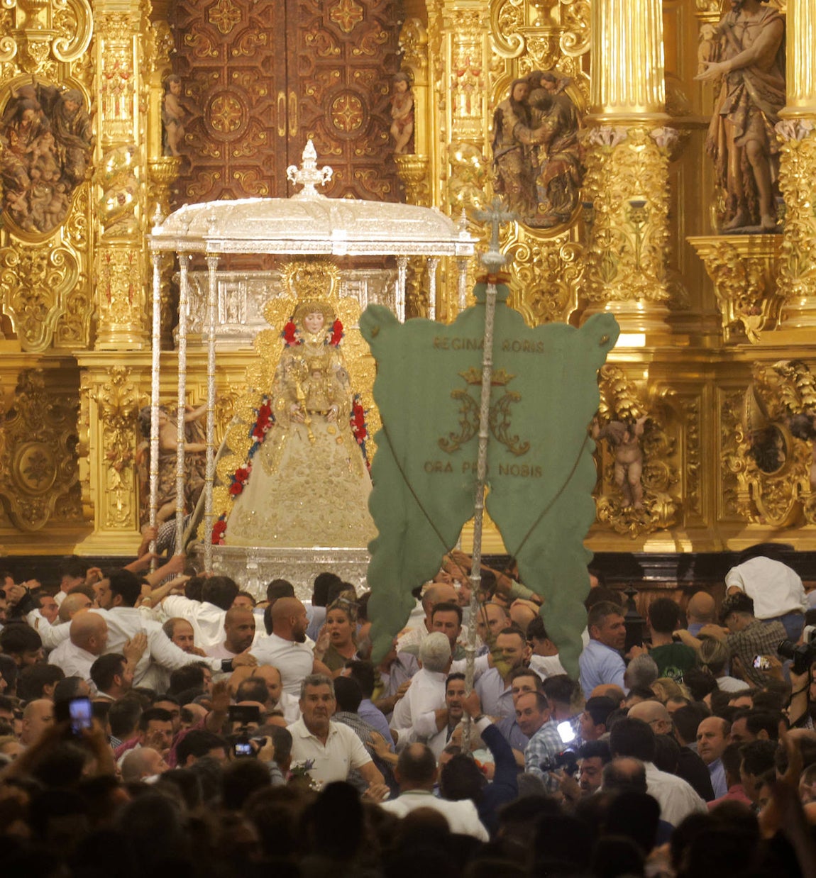 El salto de la reja 2024 y la salida de la Virgen, en imágenes