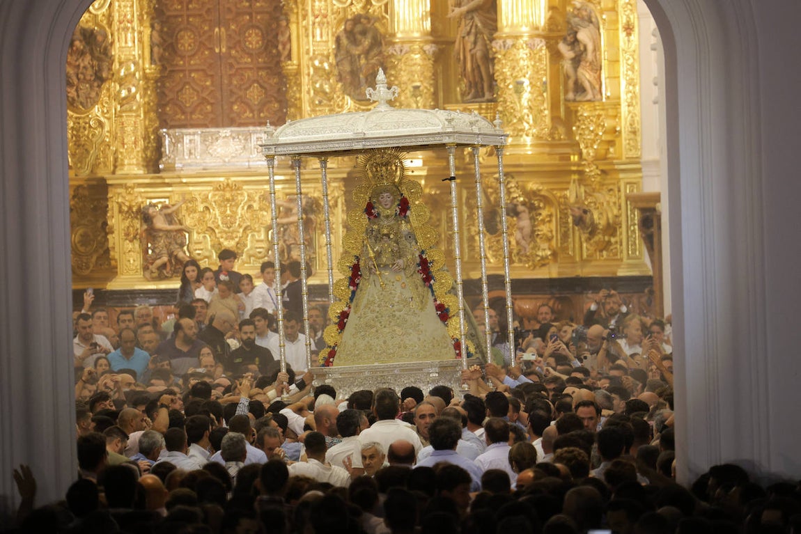 El salto de la reja 2024 y la salida de la Virgen, en imágenes