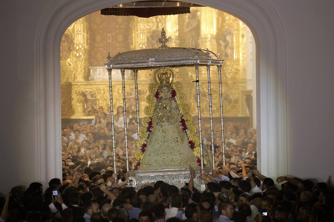 El salto de la reja 2024 y la salida de la Virgen, en imágenes