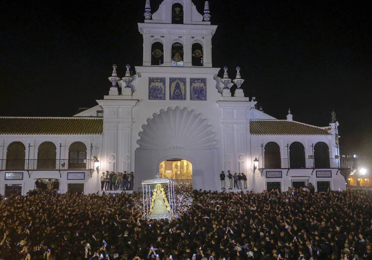 Multitud de personas esta madrugada en la salida de la Virgen