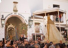 La Virgen del Rocío frente al simpecado de la hermandad de Huelva