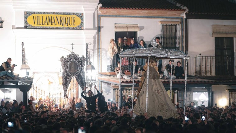 Procesión de la Virgen por las calles de la aldea