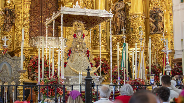 La Virgen del Rocío, en su paso en el interior de la ermita, durante el fin de semana de Pentecostés