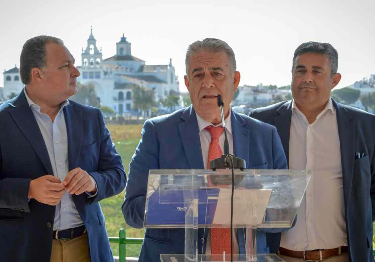 El alcalde de Almonte junto al presidente de la Diputación y el delegado de la Junta en Huelva