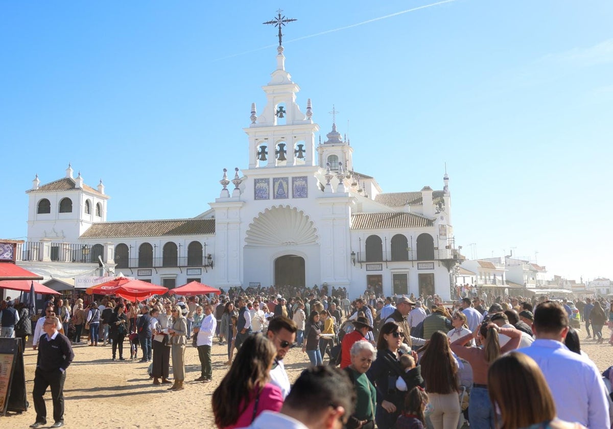 Gente alrededor del Santuario durante la celebración de las Candelarias en El Rocío