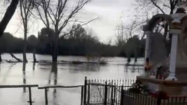 El vado del Quema sufre una espectacular subida por las fuertes lluvias: «Lo he visto lleno de agua, ¡pero así nunca!»