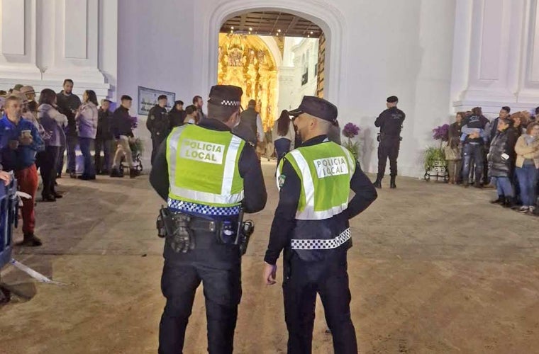 Dos agentes a la puerta de la ermita