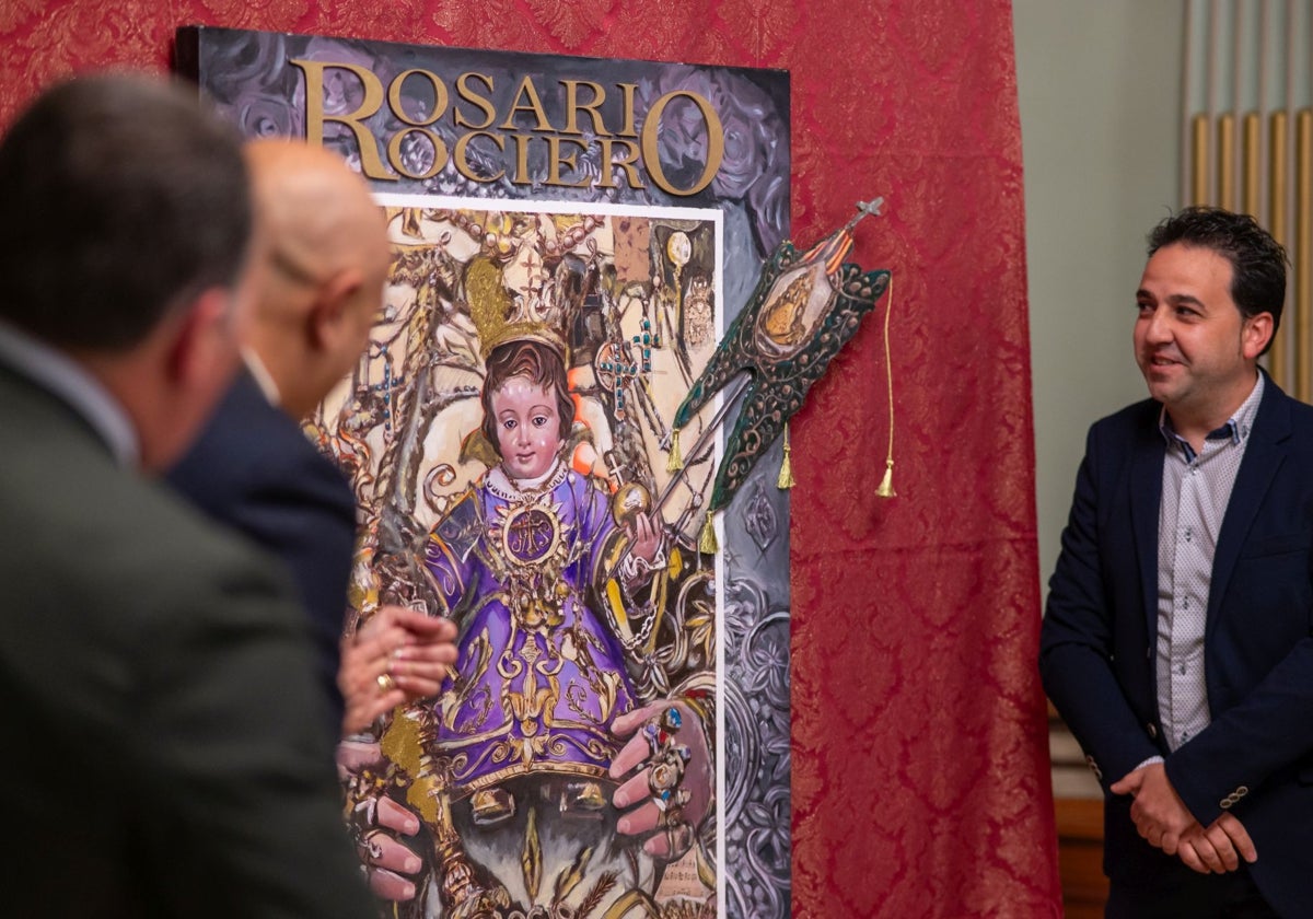 Chema Riquelme (derecha), junto al cartel que ha creado para el Rosario Jubilar Rociero