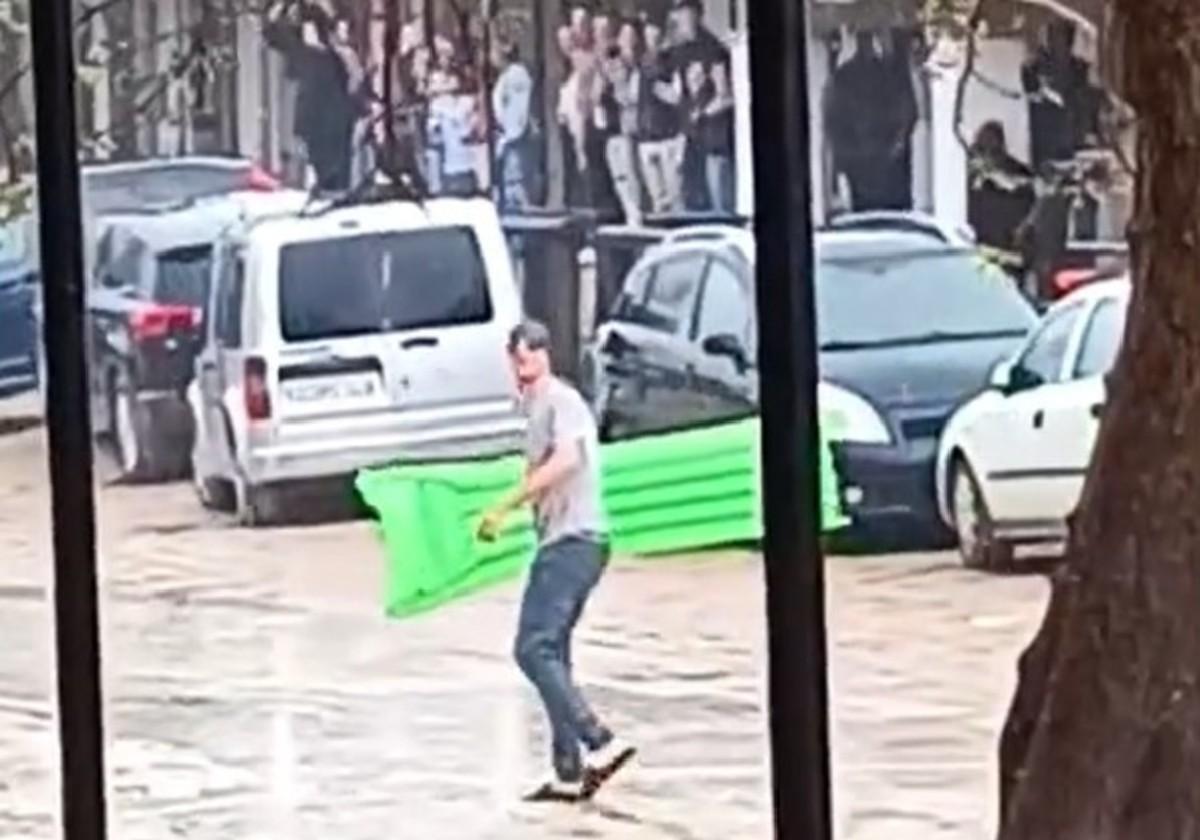 Las calles de El Rocío se inundaron por las fuertes lluvias y un hombre hizo esto