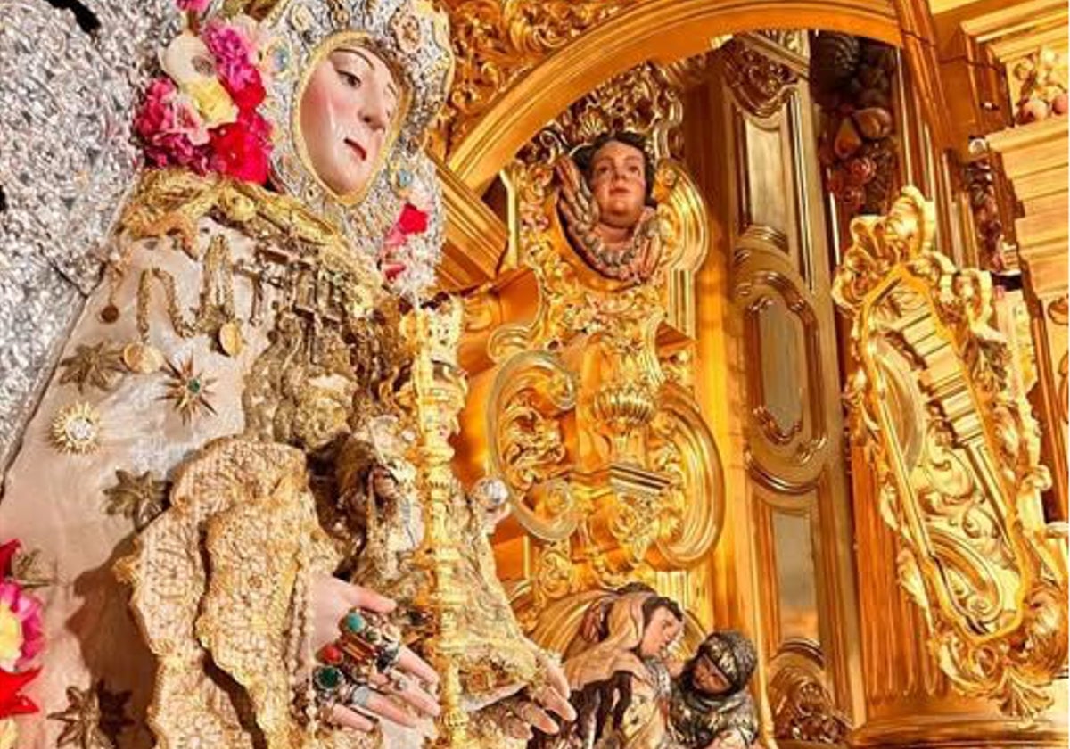 La Virgen del Rocío portando los rosarios regalados por el papa Francisco y por el papa San Juan Pablo II
