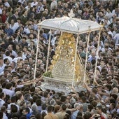 Procesión de imagen de la Virgen del Rocío