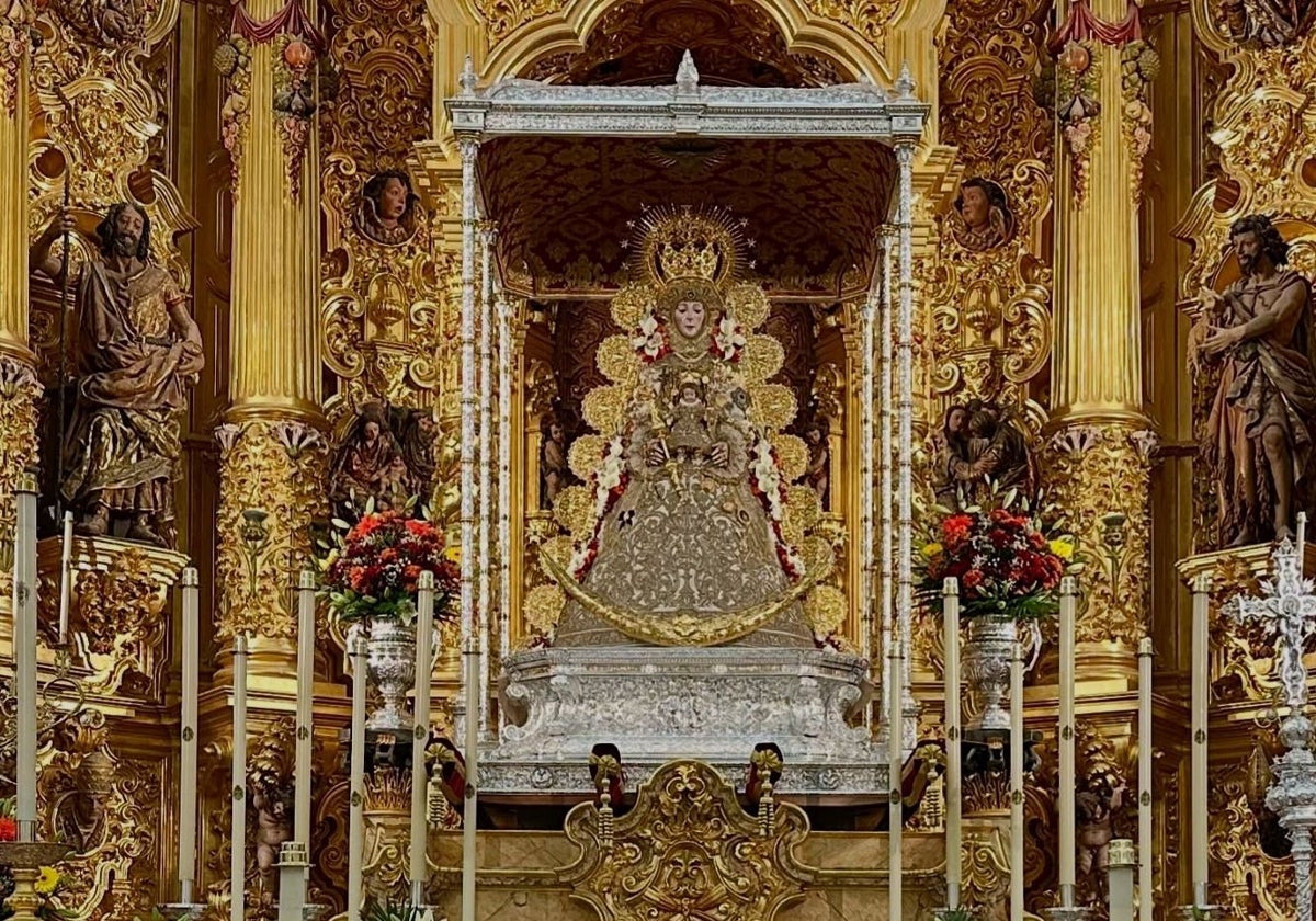 La Virgen del Rocío ha amanecido este miércoles entronizada para una nueva romería