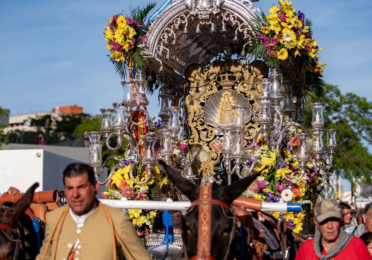 El simpecado de la Hermandad de Emigrantes por las calles de Huelva