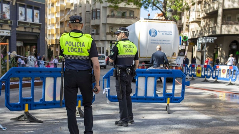 Agentes de la Policía Local de Huelva, en la salida de Emigrantes