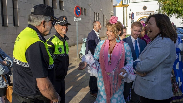Pilar Miranda, alcaldesa de Huelva, conversa con dos policías locales