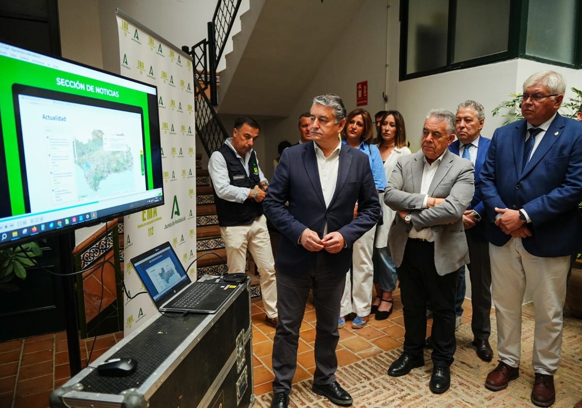El consejero de la Presidencia y el alcalde de Almonte, en la activación del Plan Romero desde El Rocío