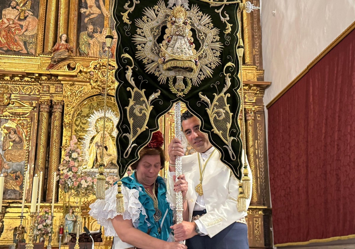 Los hermanos mayores de 2025 en Ayamonte, Antonio Gómez y María Fragoso, con el simpecado rociero