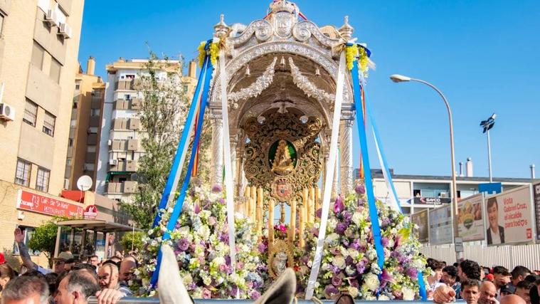 Imagen del simpecado de la Hermandad de Huelva en 2023
