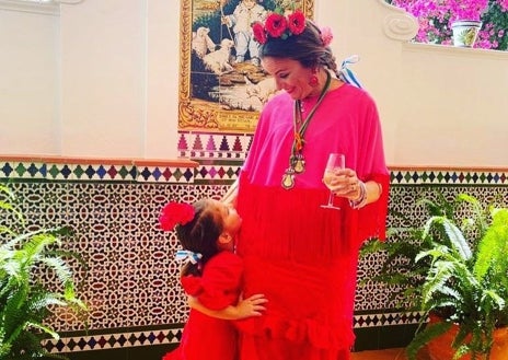 Imagen secundaria 1 - Azalea y las icónicas sevillanas que cada año emocionan a Huelva entrando en El Rocío: «Es un momento tan íntimo habiendo tanta gente»