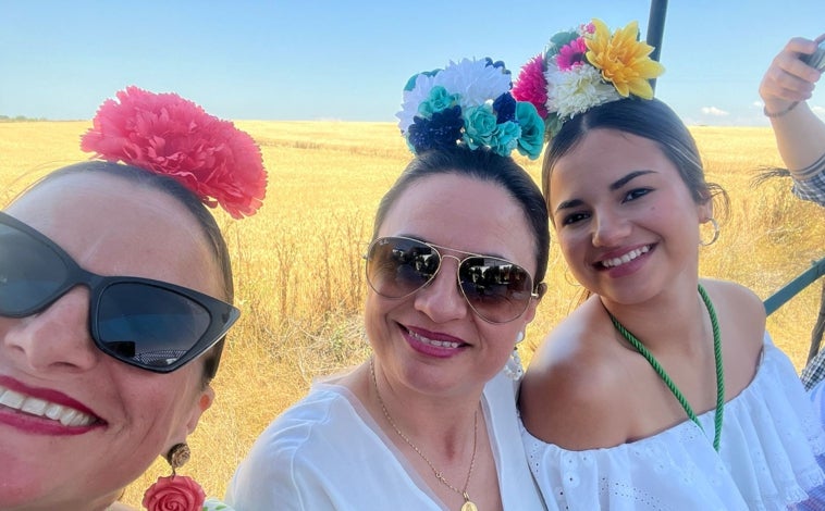 Imagen principal - Azalea y las icónicas sevillanas que cada año emocionan a Huelva entrando en El Rocío: «Es un momento tan íntimo habiendo tanta gente»