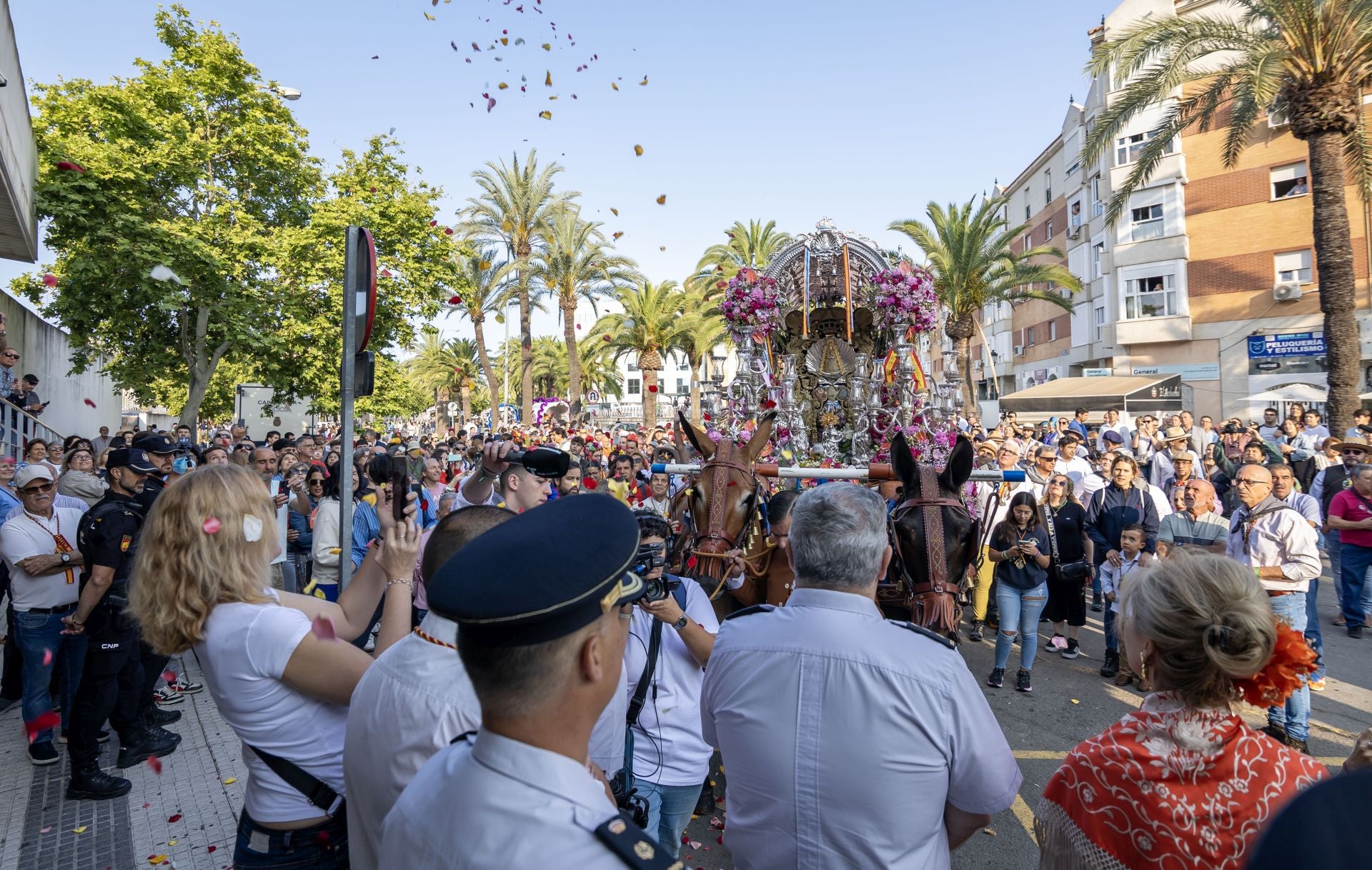 La salida de la Hermandad del Rocío de Emigrantes, en imágenes