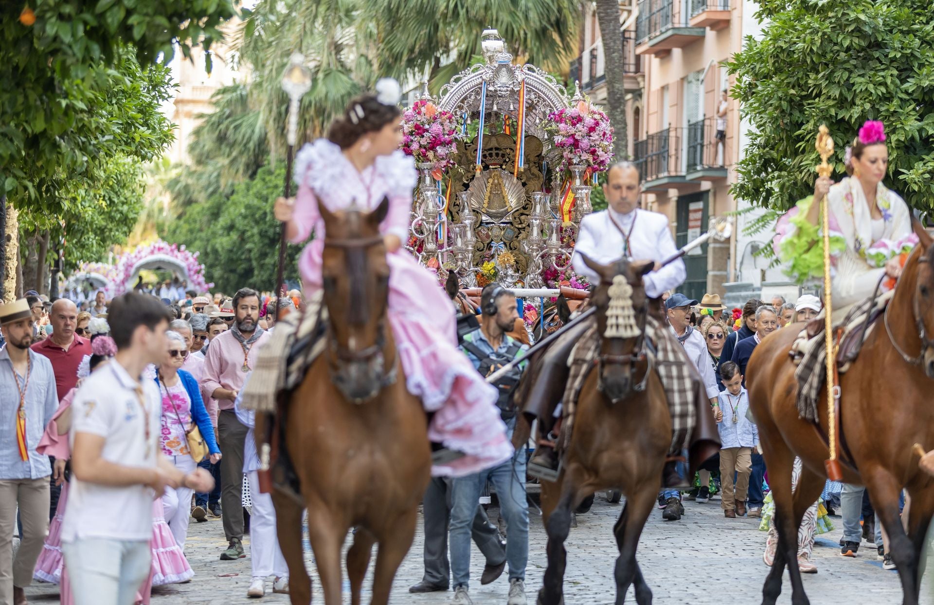 La salida de la Hermandad del Rocío de Emigrantes, en imágenes