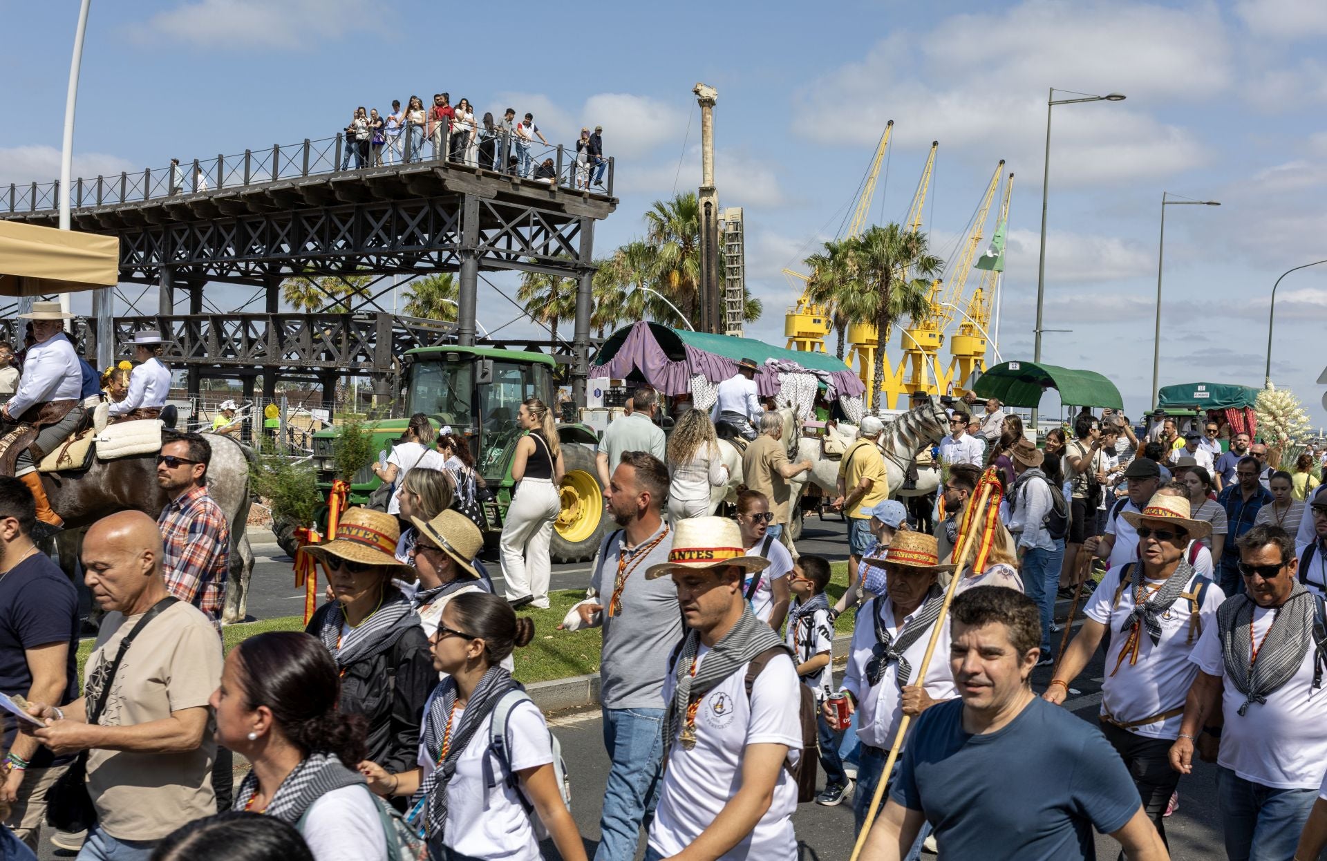 La salida de la Hermandad del Rocío de Emigrantes, en imágenes