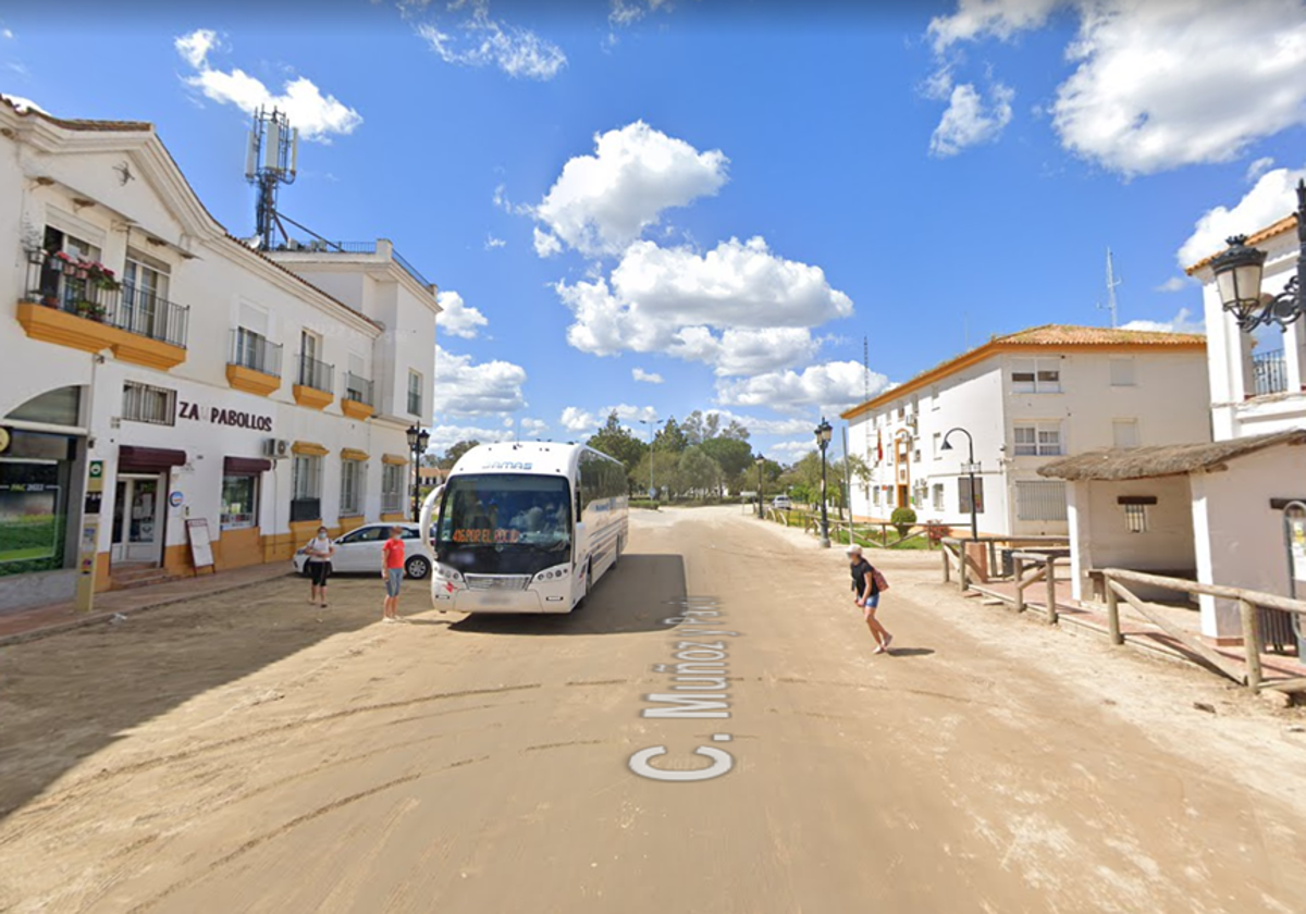 Autobús de la empresa Damas en la aldea del Rocío