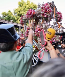 Imagen secundaria 2 - En la imagen superior, la misa de romeros; abajo, la carreta con el Simpecado ya entronizado y a la derecha, el jefe de la Comandancia de la Guardia Civil dando vivas al paso de la carreta