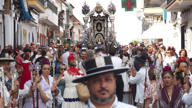 Un instante del recorrido de la Hermandad del Rocío de Palos por la localidad