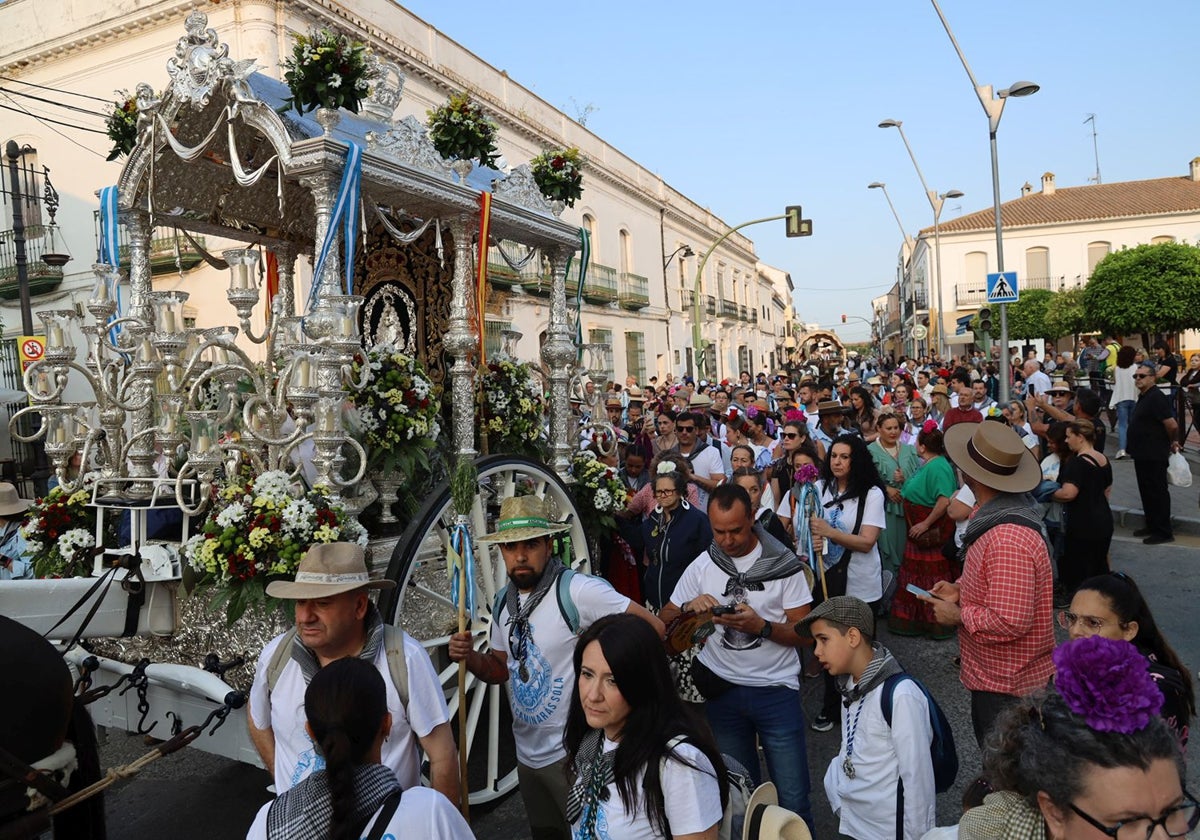 Carreta del Simpecado de San Juan del Puerto saliendo de la ciudad