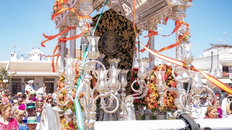 El simpecado de Bonares por las calles de la aldea