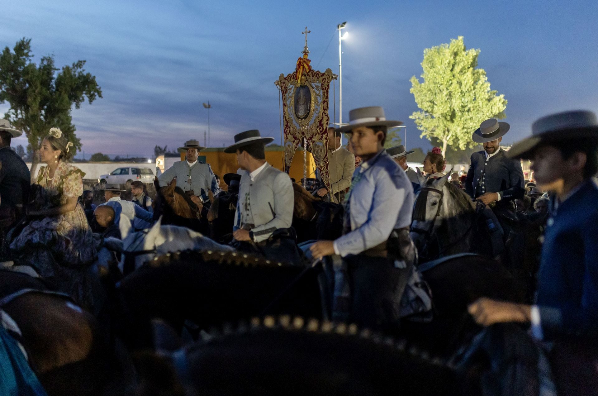 La hermandad de Almonte abre las puertas de la aldea para dar comienzo a la romería del Rocío 2025