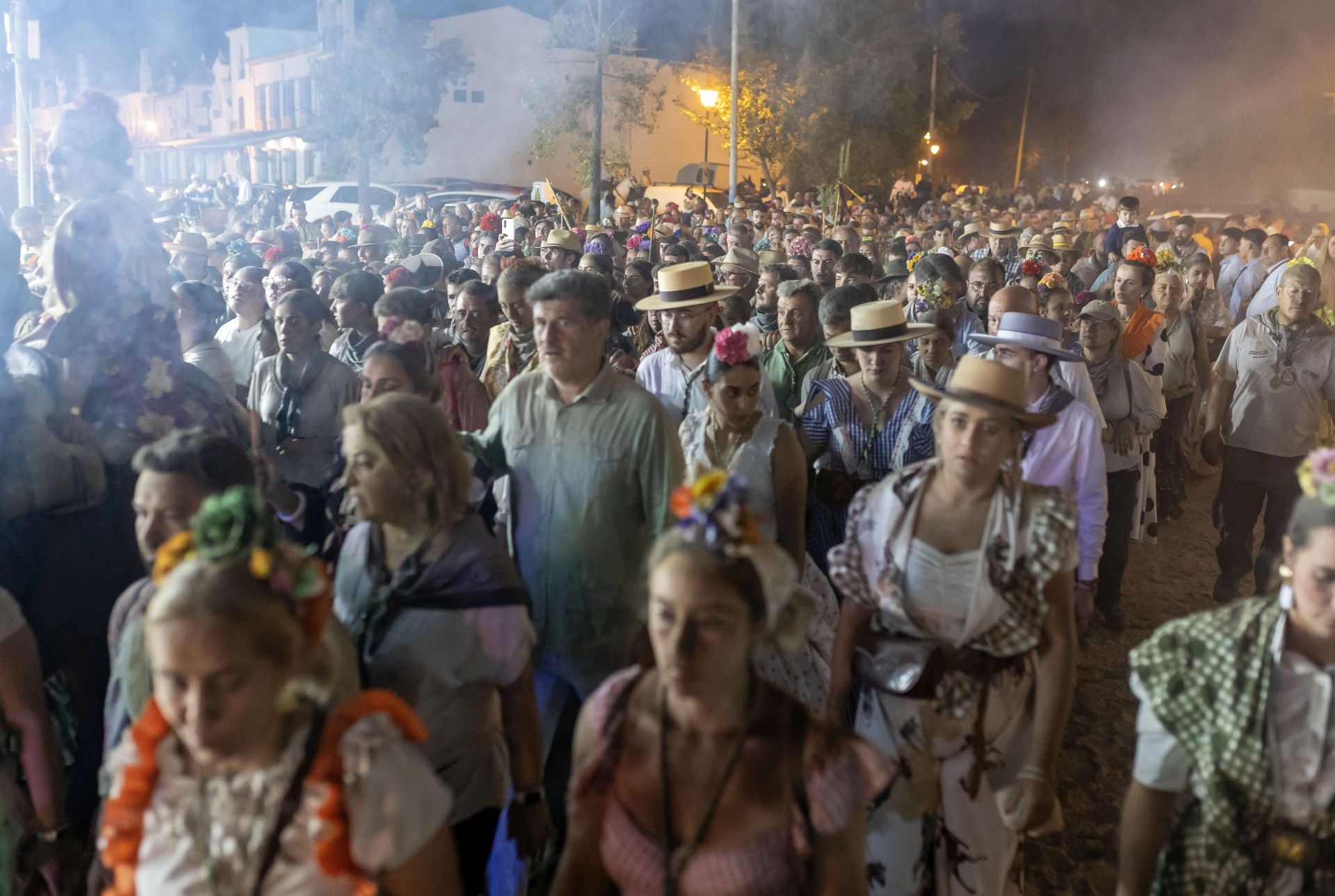 La hermandad de Almonte abre las puertas de la aldea para dar comienzo a la romería del Rocío 2025