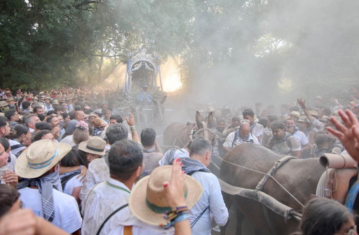 El paso de la Hermandad de Huelva por la Charca, en imágenes