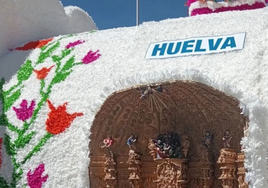 El carro de la Hermandad de Huelva que lleva una réplica del altar del Santuario de la Virgen del Rocío