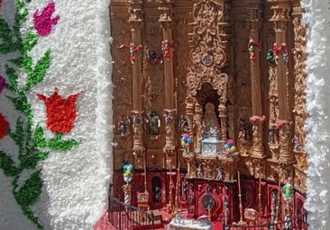 El carro de la Hermandad de Huelva que lleva una réplica del altar del Santuario de la Virgen del Rocío