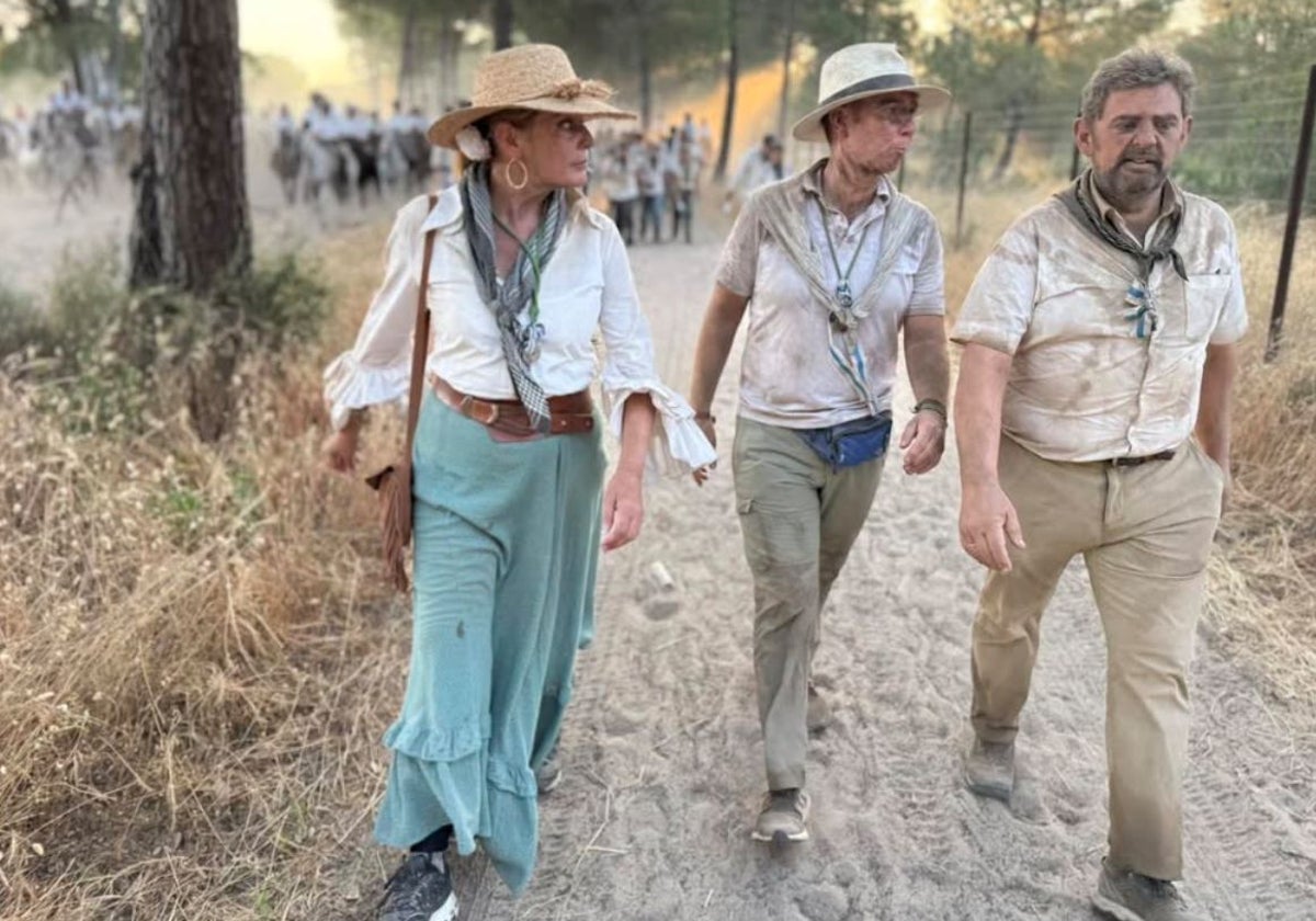 La alcaldesa de Huelva, Pilar Miranda, en un momento del camino con la Hermandad de Huelva
