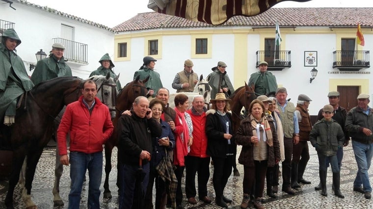 Reunión antes de comenzar el camino desde Encinasola