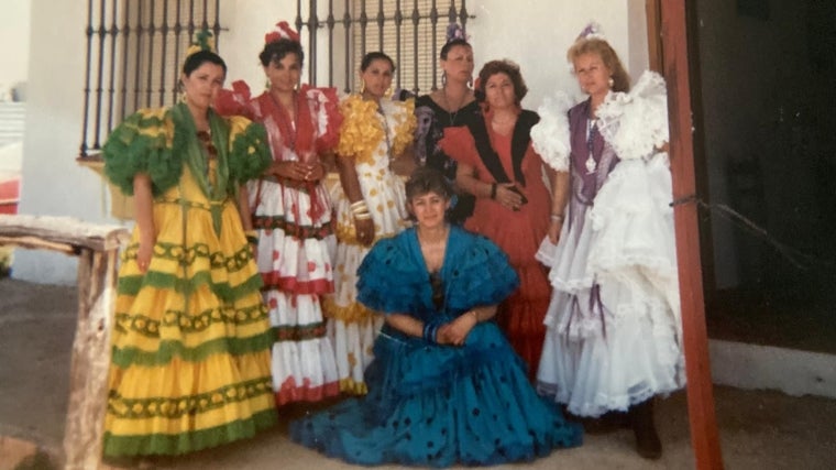Las mujeres de la reunión, ante la casa del Rocío