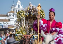 Emigrantes se presenta ante la Blanca Paloma luciendo por bandera su alegría y colorido
