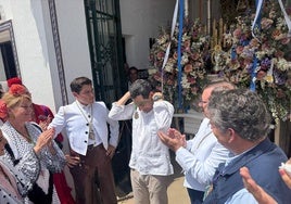 Juanma Moreno recibe la medalla de la Hermandad de Huelva