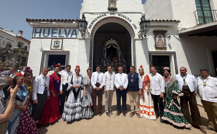 Imagen principal - Distintos momentos del presidente del Gobierno andaluz, este sábado, en la casa de la Hermandad del Rocío de Huelva