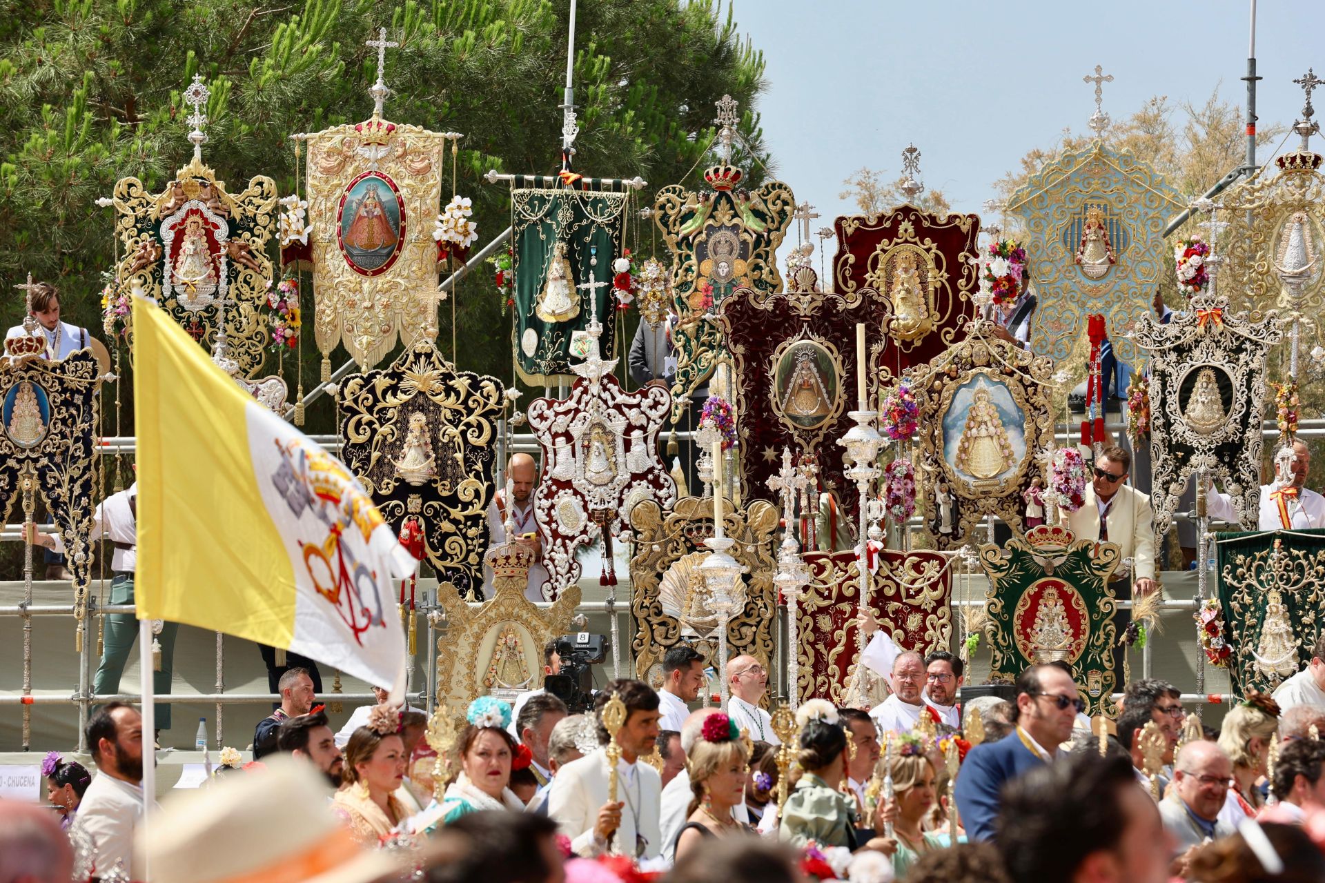 El Rocío 2025: La Misa de Pentecostés, en imágenes
