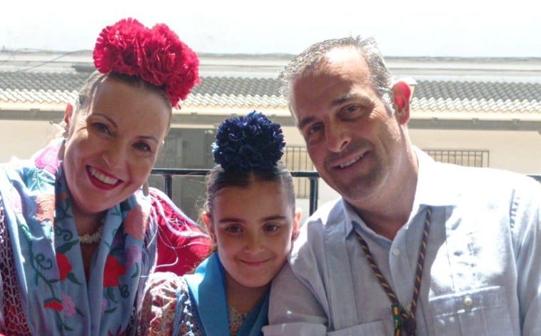 Imagen principal - Arriba Carmen con sus padres en una foto más reciente, abajo con su hermano y a la derecha en 2019, cuando la pasaron por el manto de la Virgen del Rocío